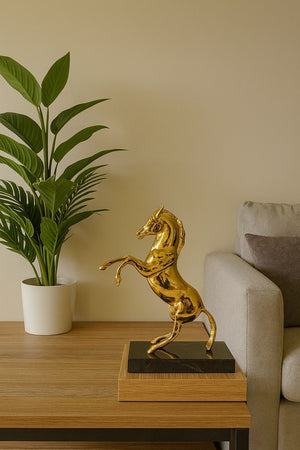 Lyxig Skulptur i Mässing Avbildande Stegrande Häst med Marmorbas - Guld