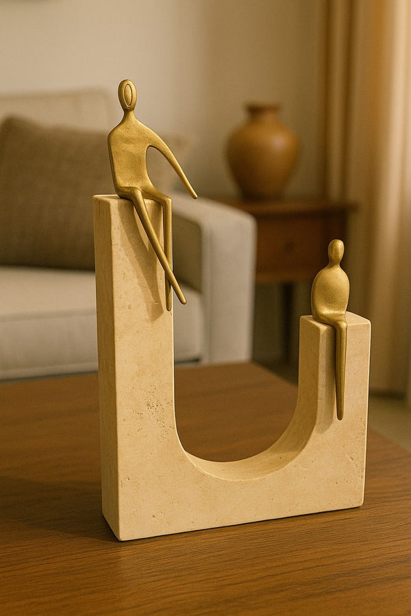 Lyxig Dekorativ Skulptur med Sittande Figur på Travertinbas