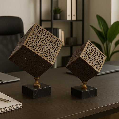 Lyxigt Dekorativt Kub Set i Antik Finish (2-pack) / Skurna Motiv på Svart Marmorbas