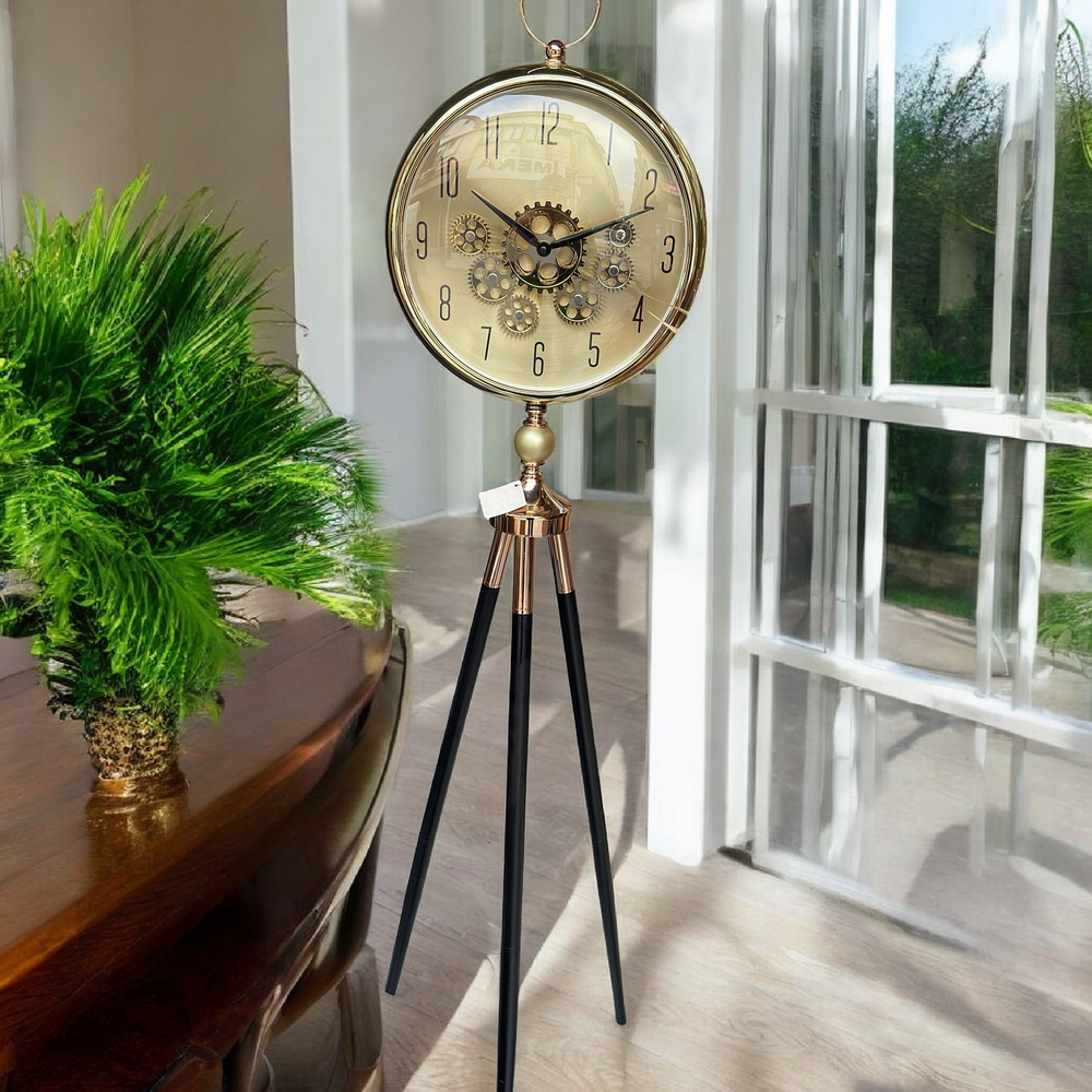 Tripodklocka Med Guldfärgat Metallhjul – Svarta Träben (150 × 45 cm)