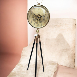 Tripodklocka Med Guldfärgat Metallhjul – Svarta Träben (150 × 45 cm)