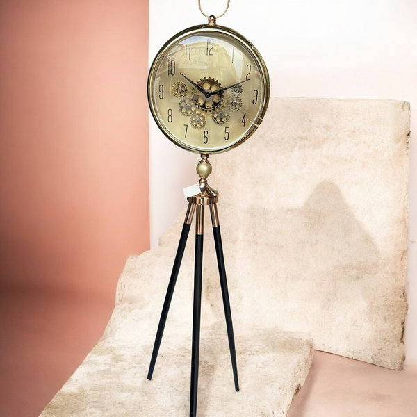 Tripodklocka Med Guldfärgat Metallhjul – Svarta Träben (150 × 45 cm)