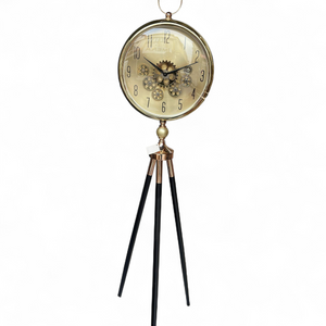 Tripodklocka Med Guldfärgat Metallhjul – Svarta Träben (150 × 45 cm)