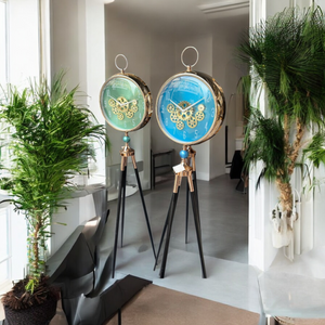 Tripodklocka Med Guldfärgat Metallhjul och Blå Urtavla – Svarta Träben (150 × 45 cm)