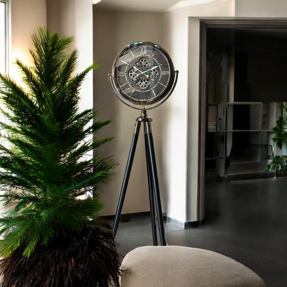 Tripodklocka Med Svart Metallhjul – Antracitfärgade Träben (150 × 45 cm)