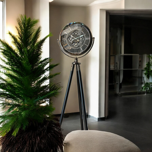 Tripodklocka Med Svart Metallhjul – Antracitfärgade Träben (150 × 45 cm)