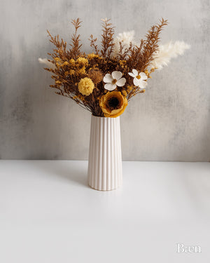 Långrandig Lyxig Dekorations Vas / Vit Matt Keramik med Vertikal Räfflad Design