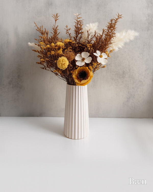 Långrandig Lyxig Dekorations Vas / Vit Matt Keramik med Vertikal Räfflad Design