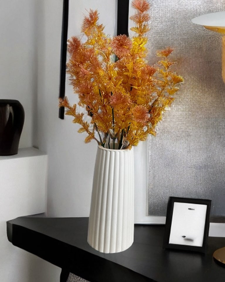 Långrandig Lyxig Dekorations Vas / Vit Matt Keramik med Vertikal Räfflad Design