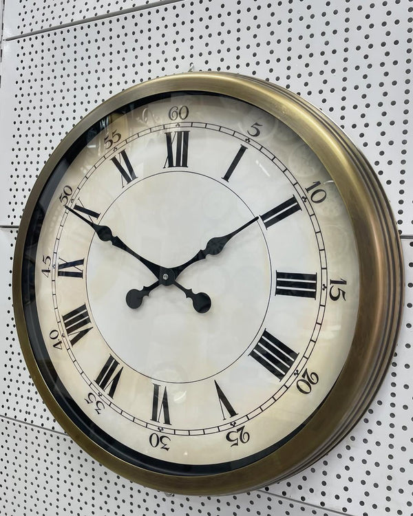 Väggklocka i Metall med Romerska Siffror och Antik Finish (60 cm)