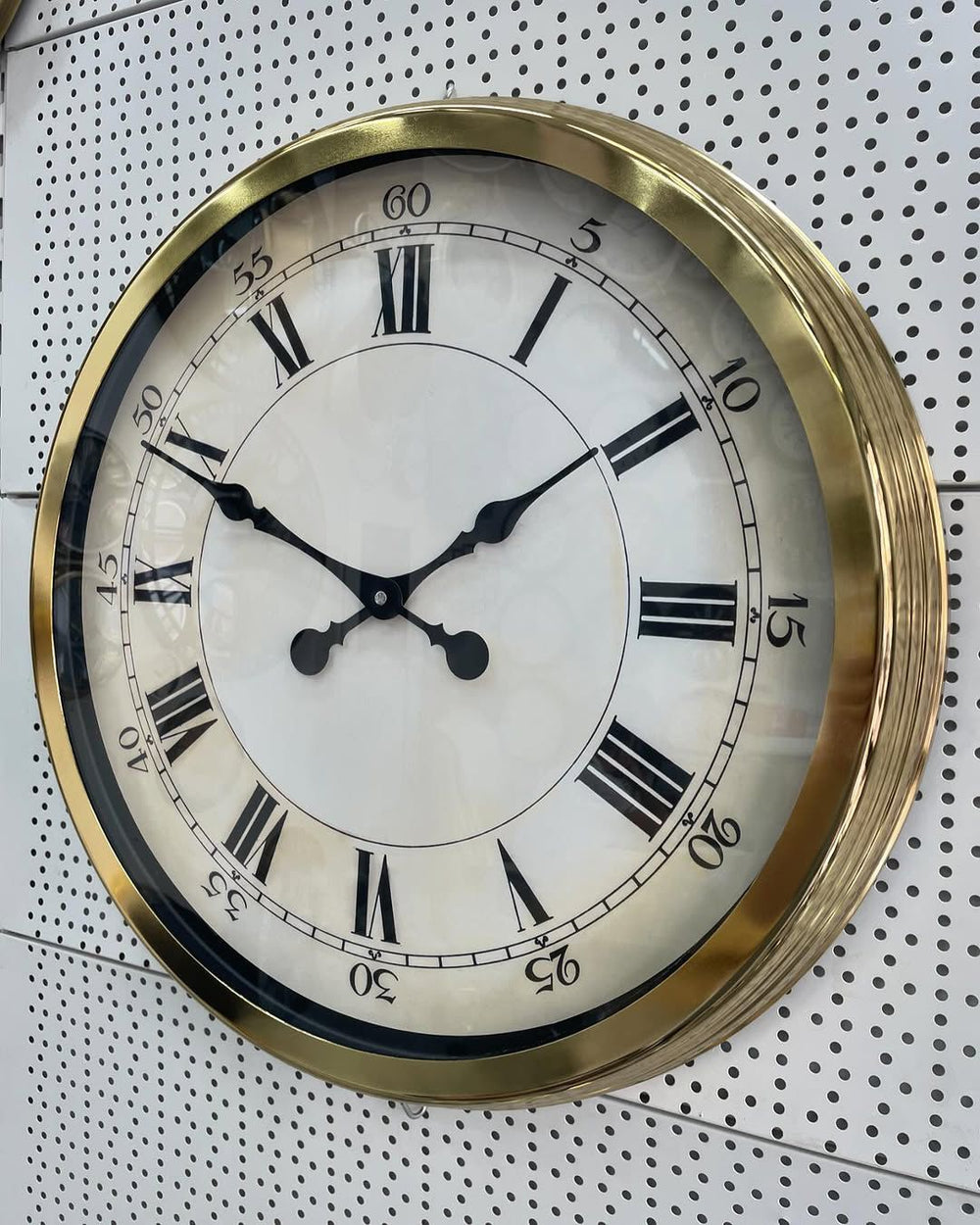 Väggklocka i Guldmetall med Romerska Siffror (60 cm)