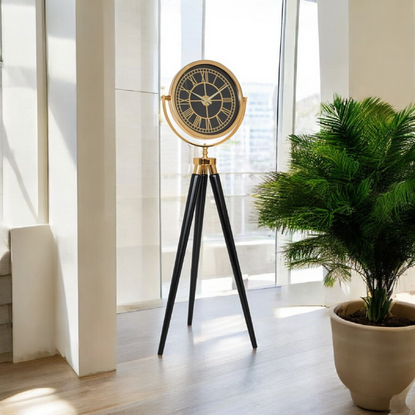 Tripodklocka med guldfärgat metallhjul – svarta träben (150 × 45 cm)
