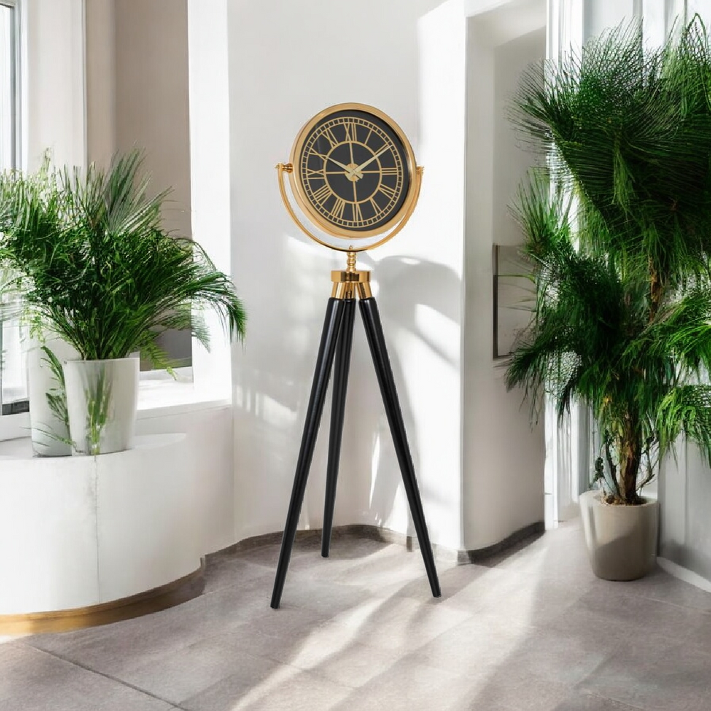 Tripodklocka med guldfärgat metallhjul – svarta träben (150 × 45 cm)
