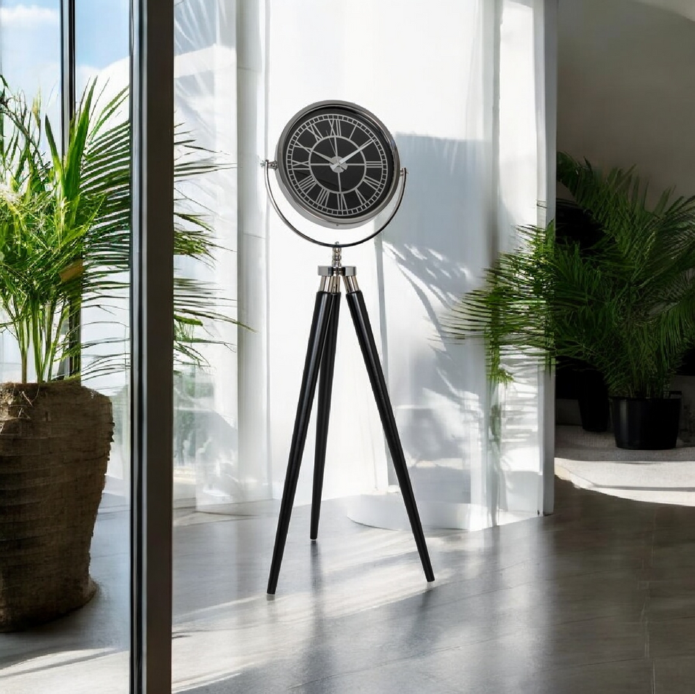 Tripodklocka med silverfärgat metallhjul – svarta träben (150 × 45 cm)