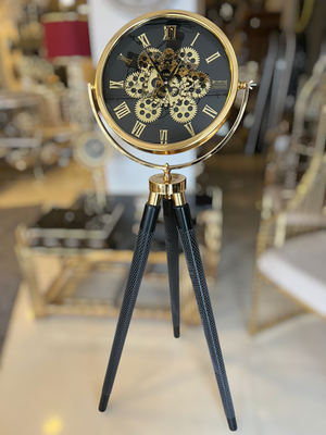 Tripodklocka med guldfärgat metallhjul – svarta träben (150 × 45 cm)