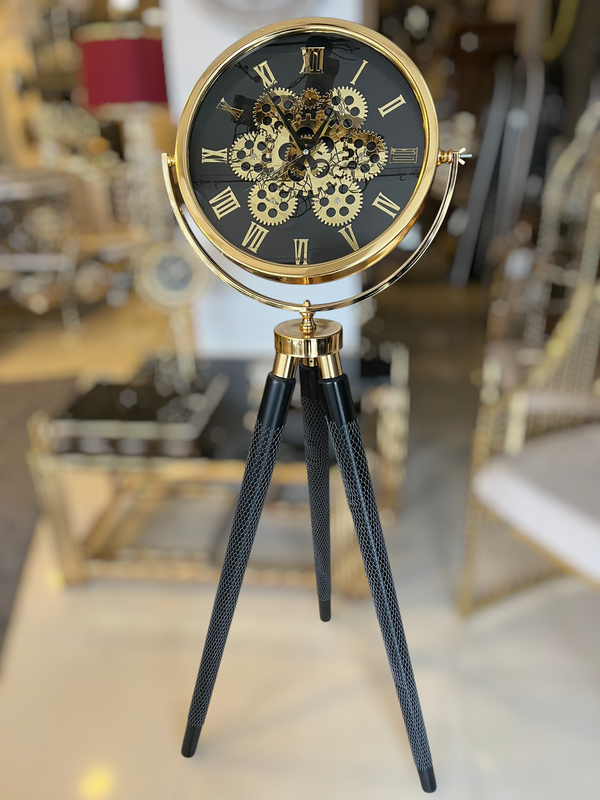 Tripodklocka med guldfärgat metallhjul – svarta träben (150 × 45 cm)