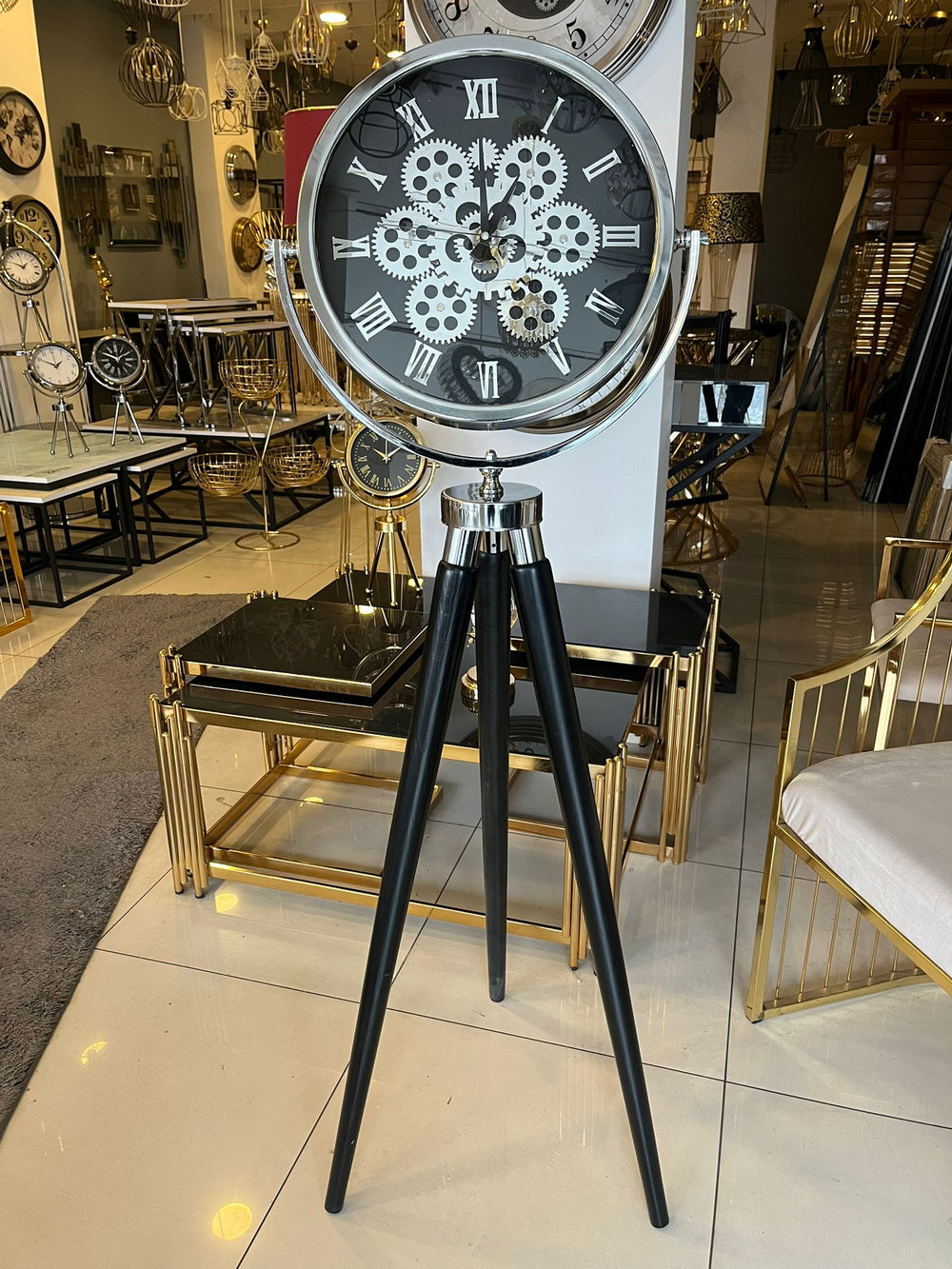 Tripodklocka med silverfärgat metallhjul – svarta träben (150 × 45 cm)