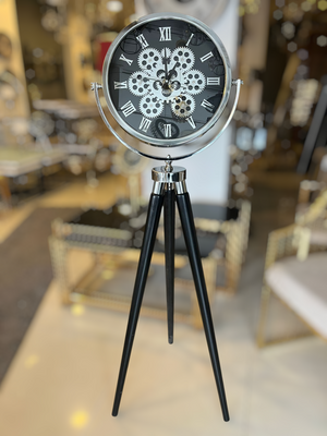 Tripodklocka med silverfärgat metallhjul – svarta träben (150 × 45 cm)