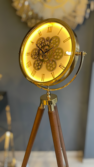 LED-belyst tripodklocka med guldfärgat metallhjul – bruna träben (150 × 45 cm)